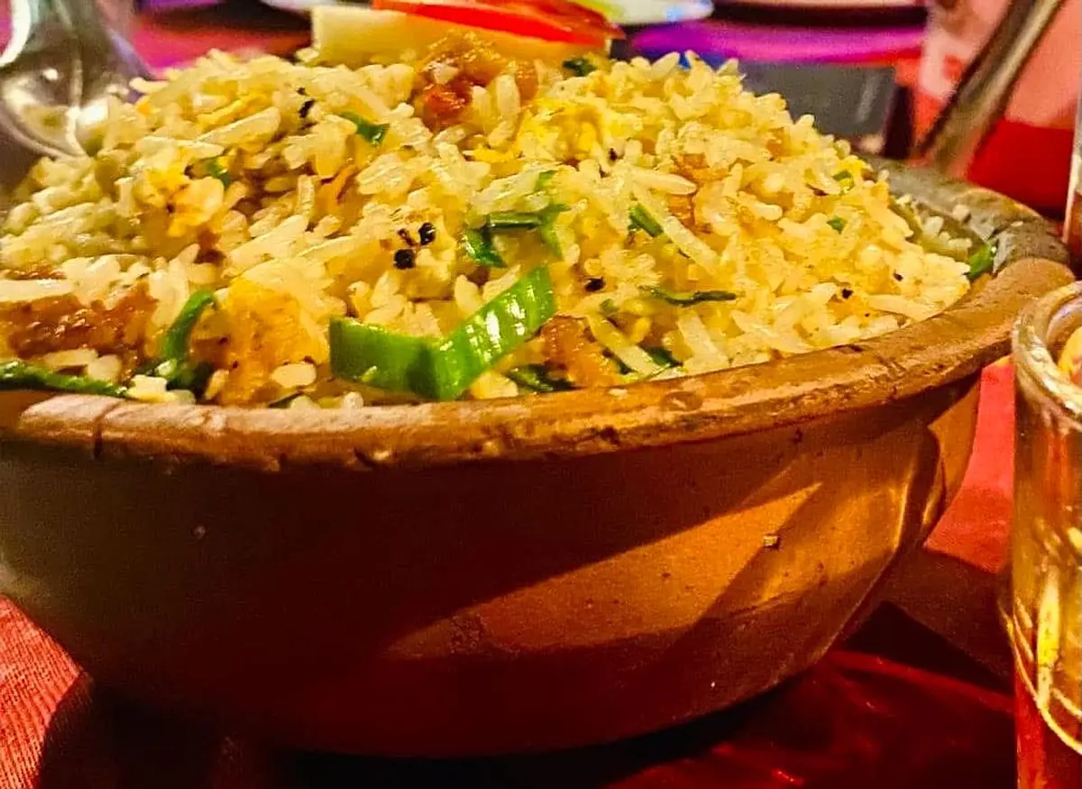 Fried rice with green chilli served in a clay pot
